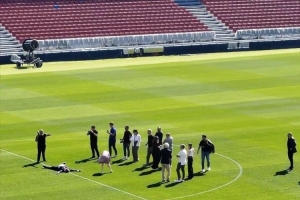 AG体育-每体：拉波尔塔躺草坪庆祝回归诺坎普 市政将检查是否发许可证